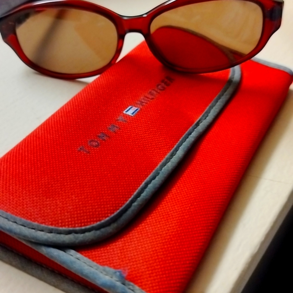 Tommy hillfigure sunglasses with red casev